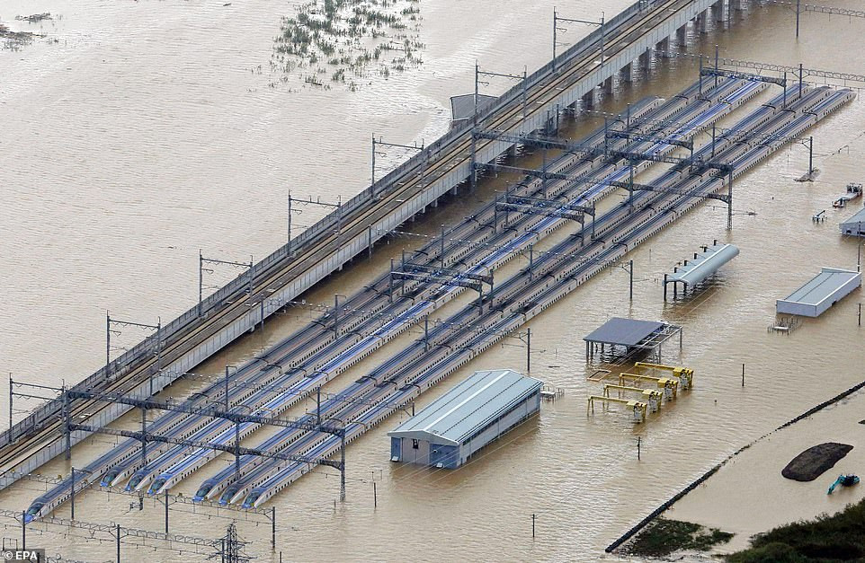 Ngày 13/10, 27.000 thành viên của Lực lượng phòng vệ Nhật Bản cùng lực lượng cứu hộ, cảnh sát,... đã được triển khai để giải cứu những người bị mắc kẹt do lũ lụt sau siêu bão Hagibis. (Nguồn ảnh: Daily Mail)