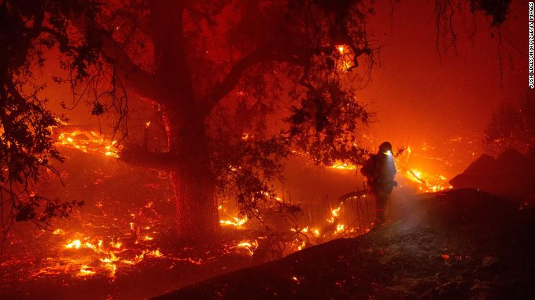 Lính cứu hỏa chiến đấu với đám cháy trên một sườn đồi gần Greyserville.