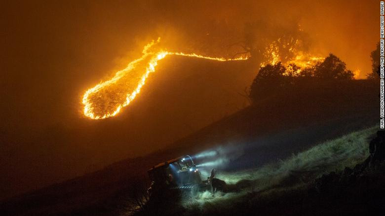 Tình trạng cháy rừng nghiêm trọng làm gián đoạn nguồn cung cấp điện ở California, khiến 200.000 hộ gia đình và doanh nghiệp tại đây mất điện.