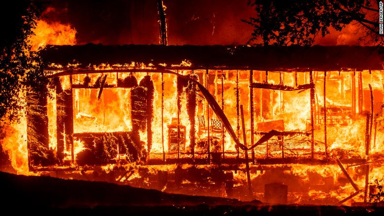 Dự báo, con số này sẽ tăng lên 500.000 người trong những ngày tới, nếu các đám cháy rừng không sớm được dập tắt.