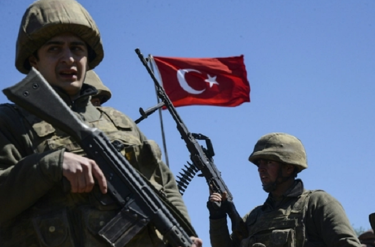 "Thổ Nhĩ Kỳ đã nã pháo dồn dập về phía căn cứ không quân Mennagh và Tal Rifa'at, đều nằm dưới sự kiểm soát của của Các đơn vị Bảo vệ Nhân dân người Kurd (YPG)", nguồn tin cho hay. Ảnh: AMN.