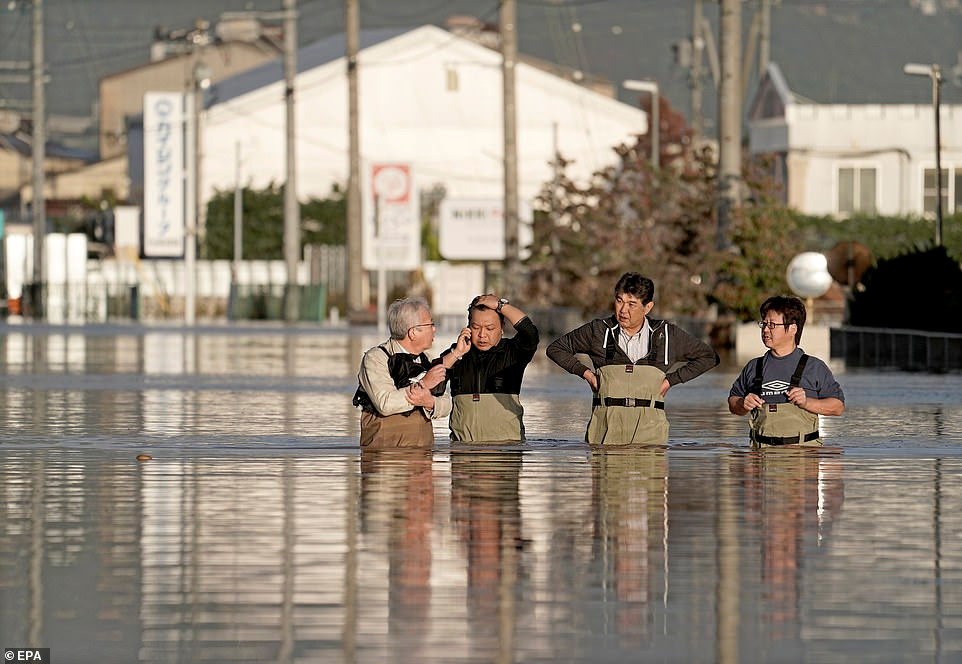 Tại tỉnh Nagano, nước lũ nhấn chìm nhiều ngôi nhà và khiến khoảng 360 người mắc kẹt sau khi nước sông Chikuma tràn bờ, Kyodo News đưa tin. Lực lượng cứu hộ đã phải sử dụng trực thăng và thuyền bè để giải cứu người dân tại vùng lũ. Ảnh: EPA.