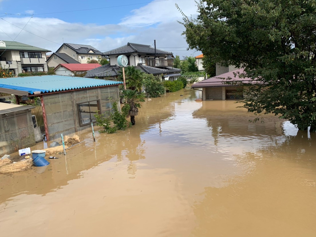 Do ảnh hưởng của bão Hagibis, khoảng 425.000 hộ gia đình bị cắt điện và 14.000 người không có nước sinh hoạt. Ảnh: JT.