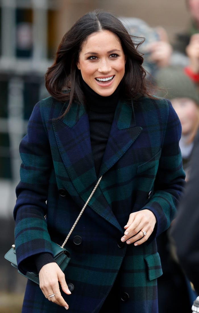 Công nương Meghan Markle chọn áo khoác kẻ sọc màu xanh lá cây khi đến thăm lâu đài Edinburgh ở Scotland ngày 13/2/2018.
