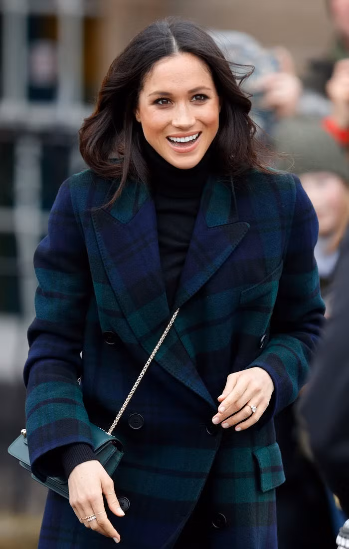 Công nương Meghan Markle chọn áo khoác kẻ sọc màu xanh lá cây khi đến thăm lâu đài Edinburgh ở Scotland ngày 13/2/2018.