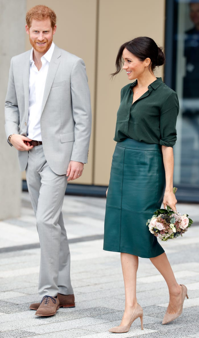 Chiếc váy Hugo Boss màu xanh mà Công nương Meghan Markle diện hồi năm 2018 này có giá 595 USD.