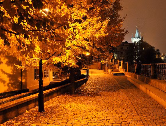 Prague vào thu còn là thời điểm tuyệt vời để bạn đi dạo trên những con phố xinh xắn hay nhâm nhi một ly coctail tại quán nhỏ bên đường.