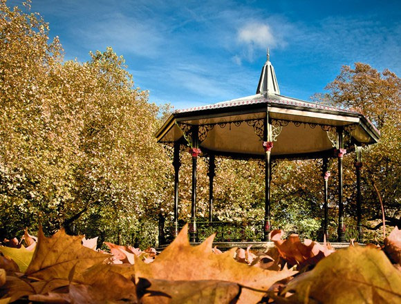 6. London (Anh): Đặt chân đến London, bạn sẽ thấy quen thuộc với những góc phố dịu dàng bên hàng cây lá đã chuyển sang vàng và đỏ.