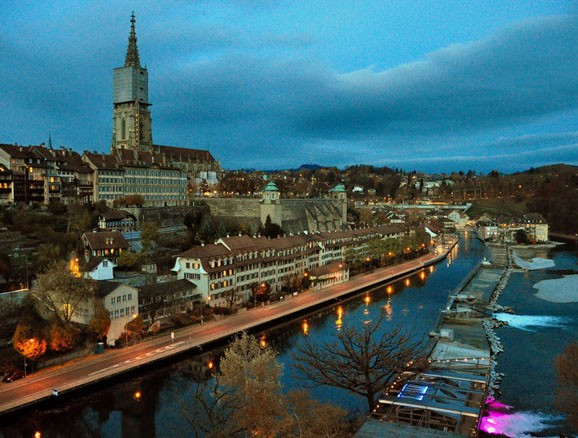 8. Bern (Thụy Sĩ): Thành phố Bern yên bình là điểm đến yêu thích của những ai đam mê các công trình kiến trúc cổ đặc trưng phong cách châu Âu còn nổi tiếng với phong cảnh mùa thu đẹp như một bức tranh thủy mặc