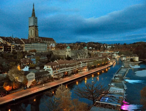 8. Bern (Thụy Sĩ): Thành phố Bern yên bình là điểm đến yêu thích của những ai đam mê các công trình kiến trúc cổ đặc trưng phong cách châu Âu còn nổi tiếng với phong cảnh mùa thu đẹp như một bức tranh thủy mặc