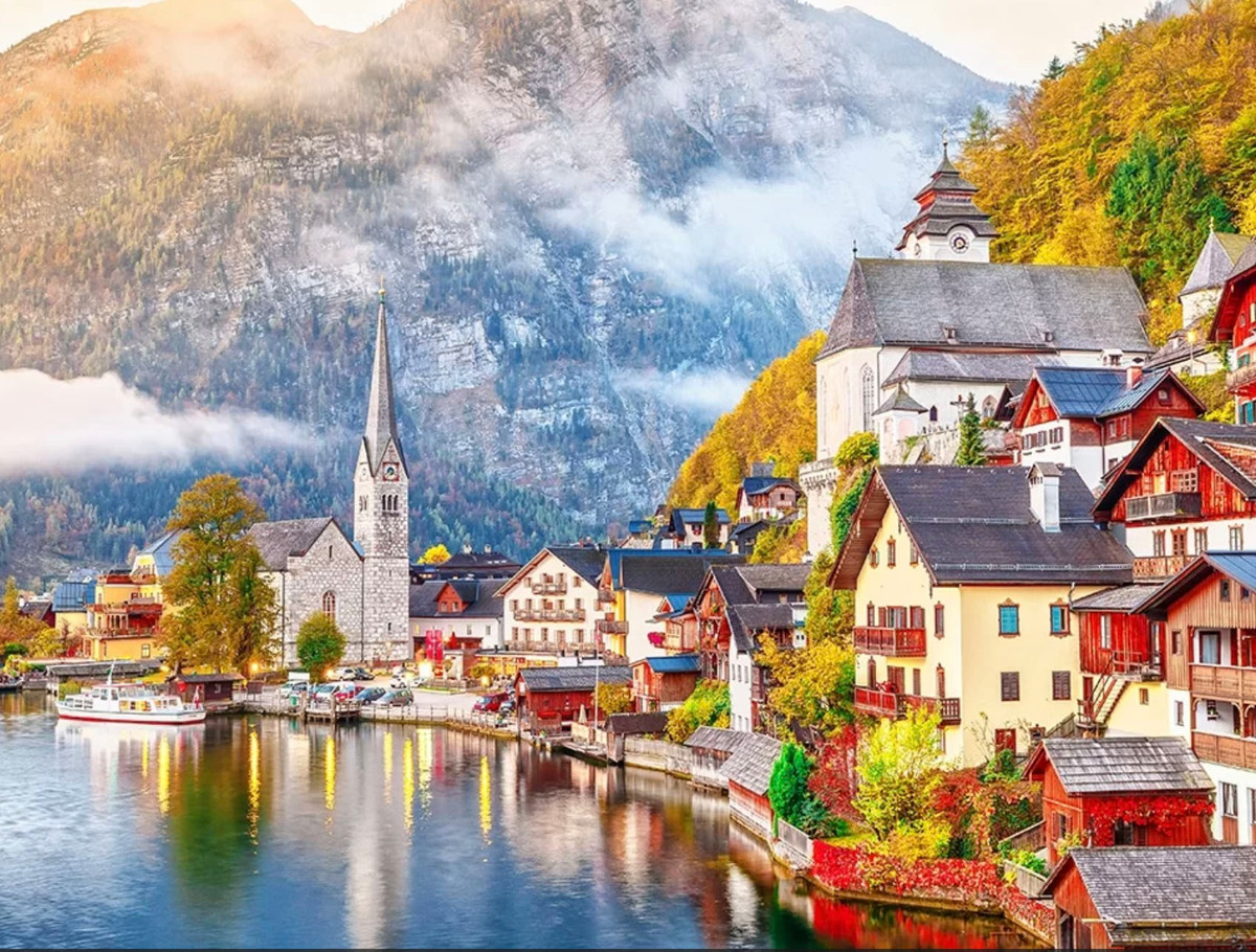 9. Hallstatt (Áo): Thị trấn Hallstatt của nước Áo được ví như khung cảnh trong những câu chuyện cổ tích. Chạy dọc theo dãy ngôi nhà cổ mang phong cách Holzhaus là những tán phong soi mình dưới mặt hồ yên ả. Buổi sáng là thời điểm lý tưởng để khám phá nơi này, khi những tia nắng xuyên qua kẽ lá, rót xuống thảm hoa sặc sỡ. *) Title do Kiến Thức biên tập lại