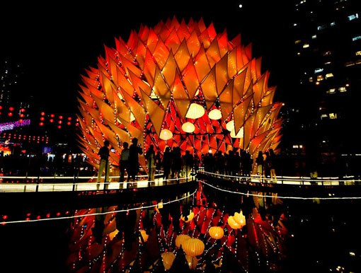 Có thể nói không nơi nào của dòng sông Danube lại đẹp và lãng mạn như ở Budapest. Dòng sông tựa như một dải lụa mơn man giữa hai bên bờ, làm tăng thêm vẻ trữ tình hiếm thấy