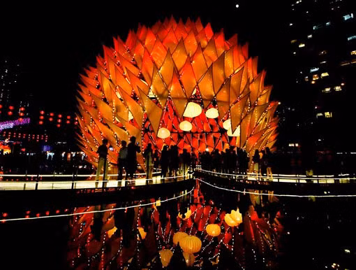 Có thể nói không nơi nào của dòng sông Danube lại đẹp và lãng mạn như ở Budapest. Dòng sông tựa như một dải lụa mơn man giữa hai bên bờ, làm tăng thêm vẻ trữ tình hiếm thấy