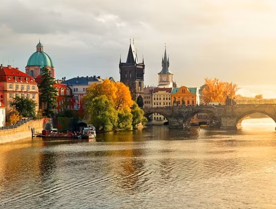 2. Prague (Cộng hòa Czech): Mang trong mình những nét đẹp cổ điển với vô số tòa lâu đài nguy nga cùng nhiều chóp nhà dát vàng mang đậm phong cách châu Âu, Prague càng trở nên quyến rũ hơn khi đất trời nhuộm màu lá vàng.