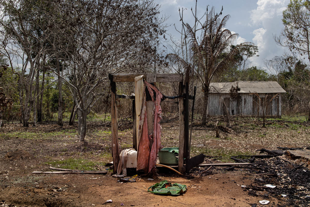 Phần còn lại của một ngôi nhà bị cháy ở vùng lãnh thổ của bộ lạc Karitiana, Rondonia. Được biết, các trang trại tư nhân bao quanh vùng đất của những cư dân bản địa này đã đe dọa đến cuộc sống của người Karitian và khu rừng.