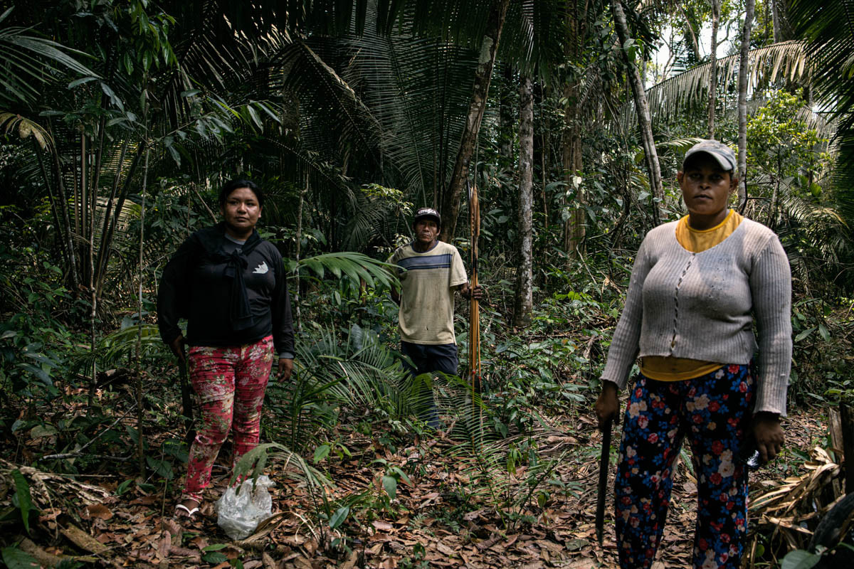 Mayte, 32 tuổi, Purua, 45 tuổi, và Alessandra, 27 tuổi, đến từ bộ lạc Uru-Eu-Wau-Wau sinh sống trong khu bảo tồn Amazon.