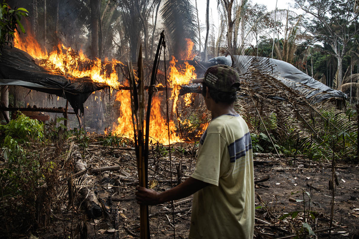 Ngày 26/9, ba người này quyết định đốt cháy lán trại của những kẻ chiếm đất phá rừng để chúng không thể quay lại.