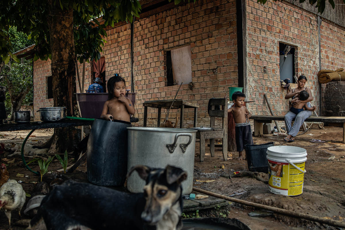 Cuộc sống của những người dân bộ lạc Amazon bị ảnh hưởng nhiều bởi nạn phá rừng. Trong ảnh là một gia đình bộ lạc Karitian ở Rondonia.