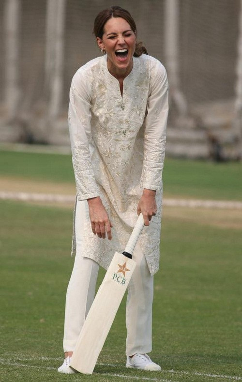 Ngày 17/10, Hoàng tử William và Công nương Kate đã tham gia một trận đấu cricket ở Lahore. Ảnh: Reuters.