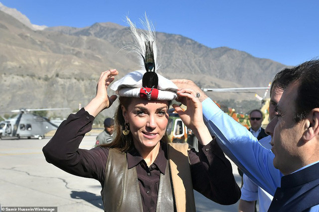 Đây được cho là hành động tưởng nhớ tới người mẹ chồng quá cố của Công nương Kate. Cô đã nhận được nhiều lời khen ngợi vì bộ trang phục phù hợp. Công nương Kate còn luôn nở nụ cười rạng rỡ và trò chuyện thân thiện với mọi người. Ảnh: Daily Mail.