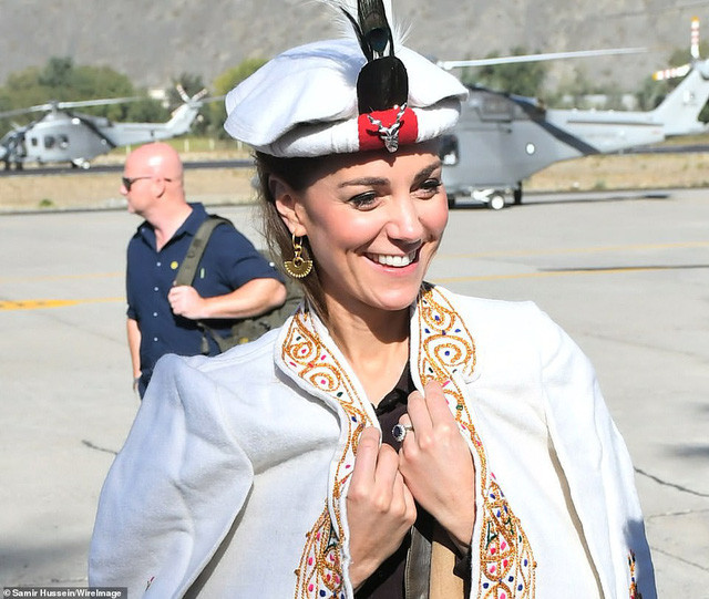 Nữ công tước xứ Cambridge đội chiếc mũ giống với chiếc mũ mà mẹ chồng, cố Công nương Diana, từng đội cách đây 30 năm. Ngoài ra, Công nương Kate còn diện thêm áo khoác trắng có họa tiết thêu khá giống áo của cố Công nương Diana. Ảnh: Daily Mail.