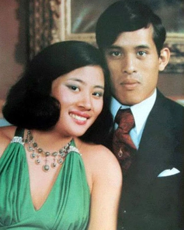 Người vợ đầu tiên của Quốc vương Vajiralongkorn là Công chúa Soamsawali, em họ của ông. Hai người kết hôn vào năm 1977 và có với nhau một cô con gái là Công chúa Bajrakitiyabha, sinh năm 1978. Ảnh: Daily Mail.