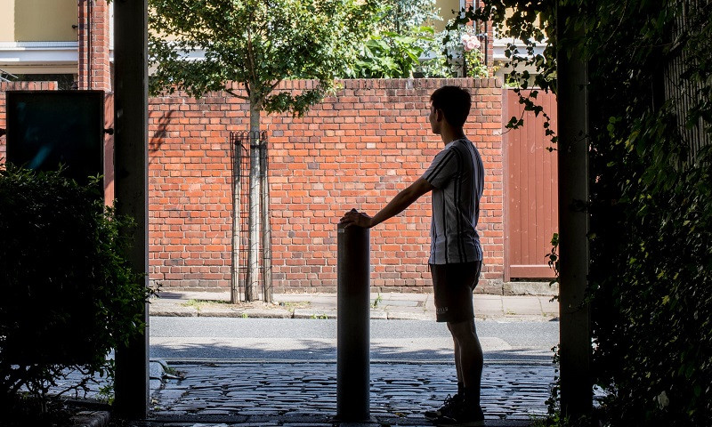 Minh là một trong số hàng trăm trẻ em Việt Nam bị "đưa lậu" vào Anh mỗi năm và bị ép làm việc trong các trang trại trồng cần sa bất hợp pháp. Ảnh: Guardian.