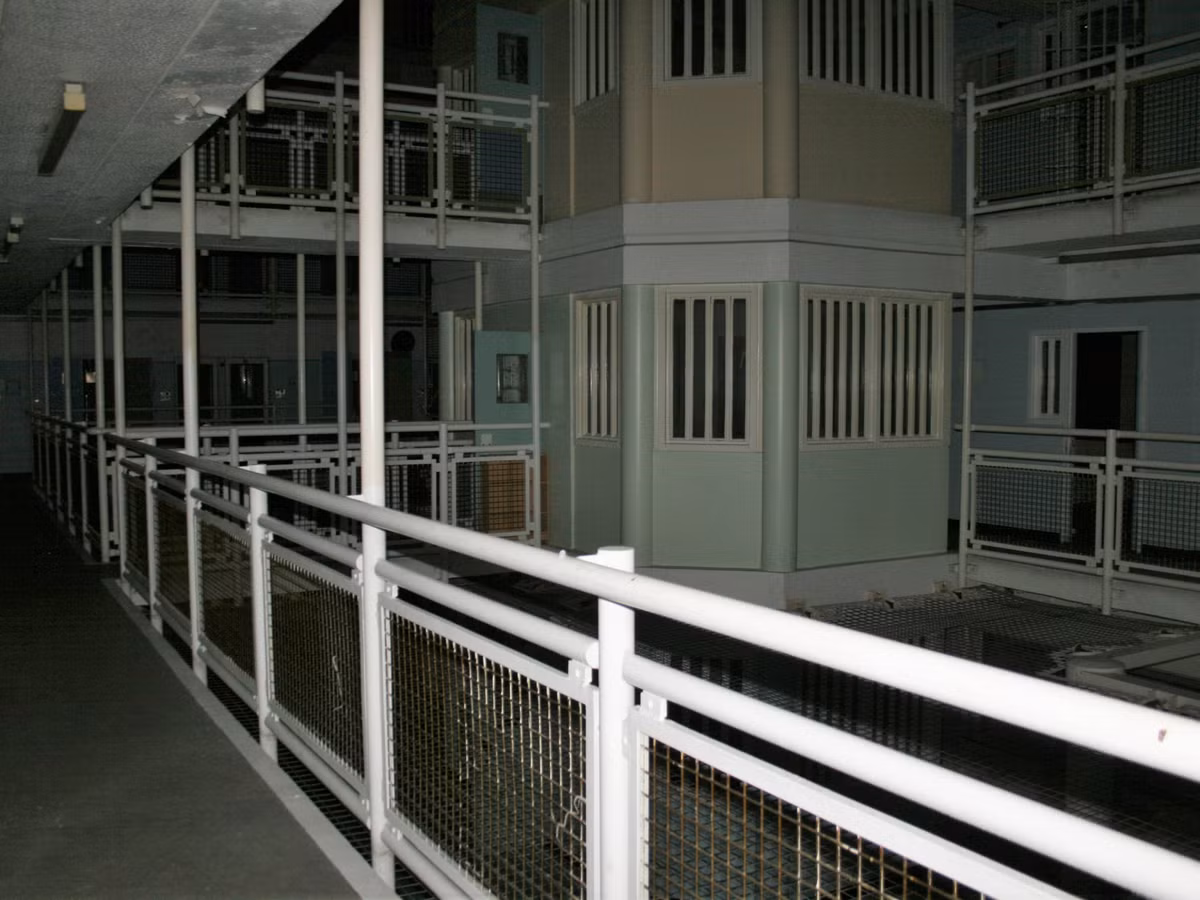 Hồi năm 2016, Minh đã bị kết án 8 tháng tù tại trại giam thanh thiếu niên Glen Parva ở Leicestershire với tội danh sản xuất cần sa. Cậu bị nhốt trong phòng giam 21 giờ mỗi ngày, bị cả bạn tù và nhân viên trại giam bắt nạt, bị giảm đồ ăn và phân biệt đối xử. Ảnh: FBD.