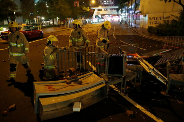 Cảnh sát Hong Kong cho biết trong cuộc biểu tình ngày 13/10 lần đầu tiên có hiện tượng người biểu tình dùng bom tự chế. Quả bom tự chế này được điều khiển từ xa và phát nổ gần một xe cảnh sát.