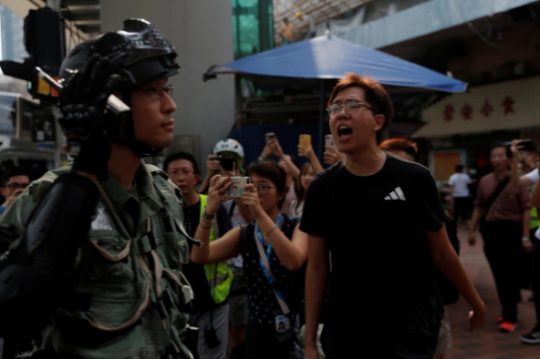 "Tối 13/10, một nhóm người biểu tình đã ném 20 quả bom xăng về phía đồn cảnh sát Mong Kok ở Kowloon. Họ còn đốt chướng ngại vật bên ngoài sở cảnh sát, song đám cháy sau đó được dập tắt", nguồn tin cho hay.