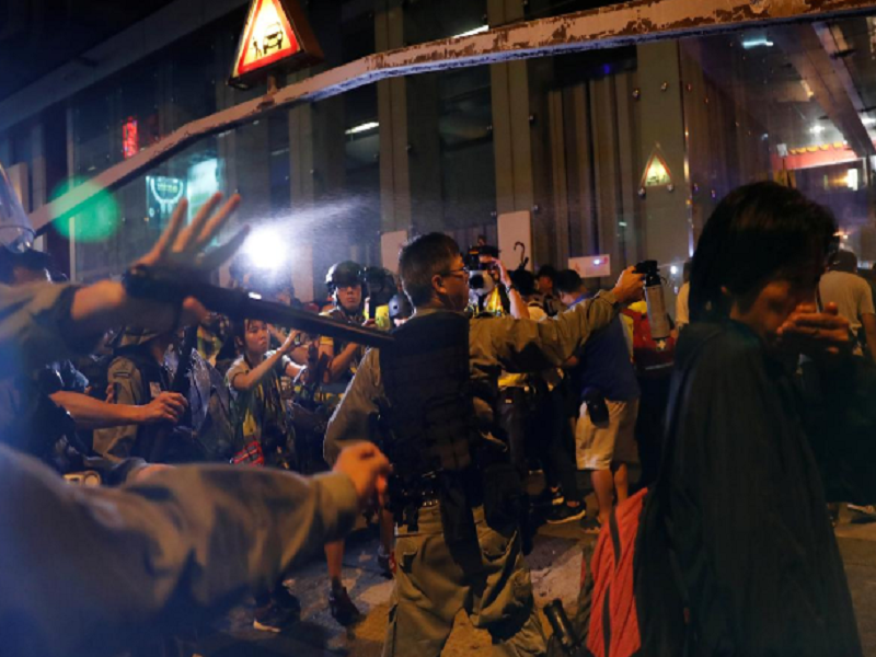 Cảnh sát Hong Kong đã thực hiện nhiều vụ bắt giữ, và sử dụng hơi cay để giải tán đám đông người biểu tình.