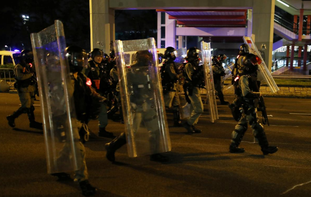 Tuyên bố của cảnh sát cho biết, những người biểu tình đã bao vây và ném bom xăng vào cảnh sát, phá hoại một số cơ sở hạ tầng tại đặc khu Hong Kong.