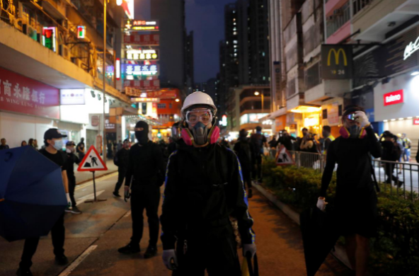 Bất chấp lệnh cấm, nhiều người vẫn đeo mặt nạ khi tham gia vào các cuộc biểu tình ở Hong Kong.