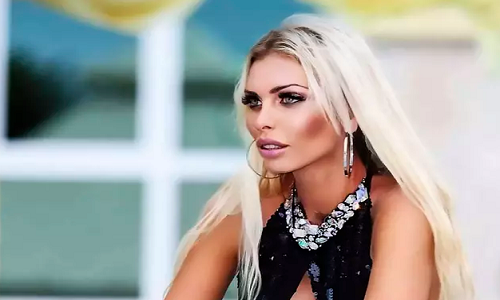 "Tôi quyết định sẽ tranh cử tổng thống. Chính trị là tình yêu thứ hai của ôi. Tôi không thể tiếp tục nhìn những điều tồi tệ đang xảy ra với đất nước. Những người trẻ đang rời đi, trong khi tỷ lệ sinh giảm", nghệ sĩ Ava Karabatic đăng trên tài khoản Instagram hôm 10/10. Ảnh: CEN.