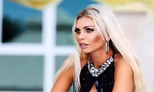 "Tôi quyết định sẽ tranh cử tổng thống. Chính trị là tình yêu thứ hai của ôi. Tôi không thể tiếp tục nhìn những điều tồi tệ đang xảy ra với đất nước. Những người trẻ đang rời đi, trong khi tỷ lệ sinh giảm", nghệ sĩ Ava Karabatic đăng trên tài khoản Instagram hôm 10/10. Ảnh: CEN.