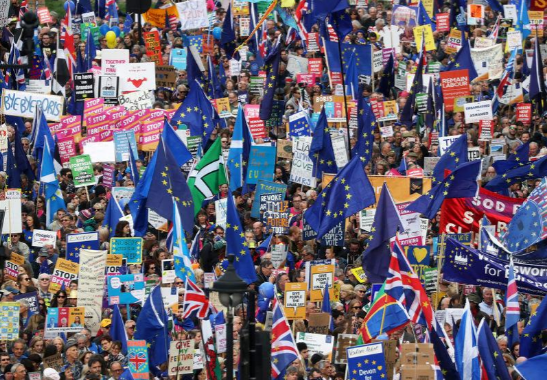 Những người ủng hộ EU tuần hành trên đường phố London ngày 20/10.