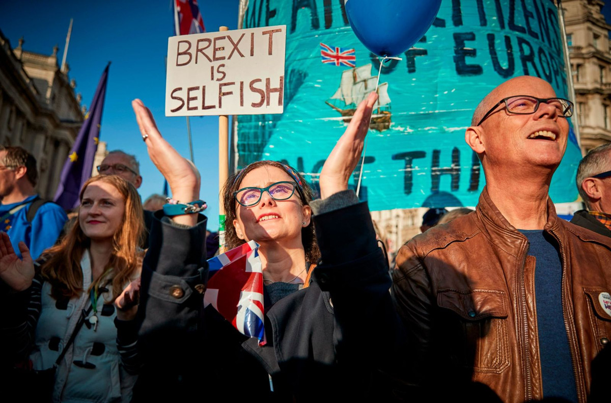 Dù vậy, ngày 19/10, với kết quả 322 phiếu thuận và 306 phiếu chống, các nghị sỹ Anh đã bỏ phiếu ủng hộ đề xuất của ông Oliver Letwin về việc không ủng hộ thỏa thuận Brexit mới của Thủ tướng Boris Johnson cho đến khi chính thức thông qua một dự luật.