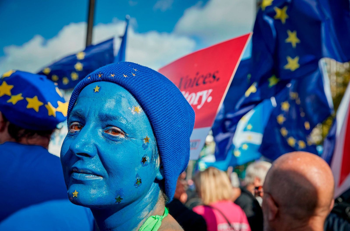 Trước đó, ngày 17/10, sau hơn 2 tiếng thảo luận, lãnh đạo 27 nước thành viên Liên minh Châu Âu đồng ý với bản thoả thuận Brexit đã được nhóm đàm phán của EU hoàn tất với Chính phủ Anh.