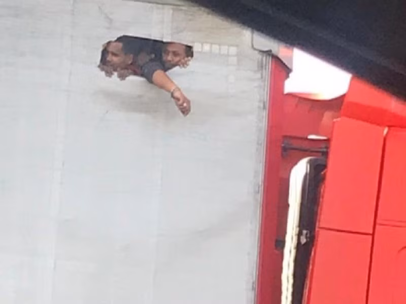 Canh nguoi nhap cu tuyet vong duc lo tren thung xe tai de tho gay soc