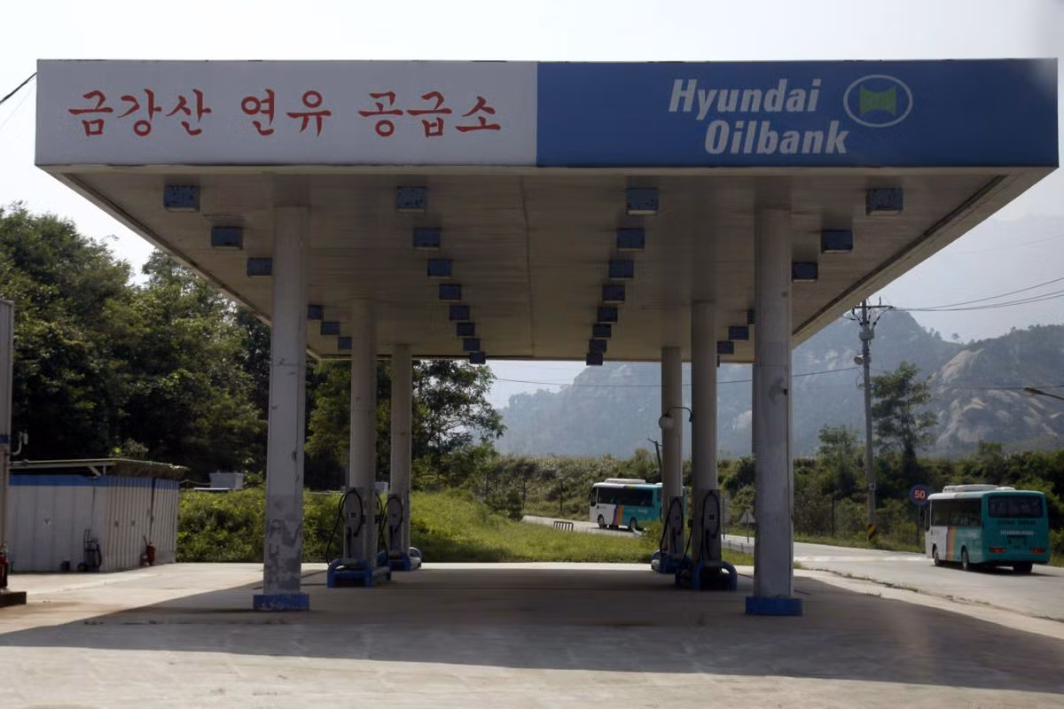 "Chúng tôi sẽ luôn hoan nghênh người dân từ miền nam nếu họ muốn đến tham quan núi Kim Cương sau khi nơi này được tái xây dựng, trở thành khu du lịch đẳng cấp thế giới", ông Kim nói. Ảnh: Một trạm xăng bị bỏ hoang tại khu nghỉ dưỡng núi Kim Cương, Triều Tiên, ngày 1/9/2011. Ảnh: AP. Mời độc giả xem thêm video: Lãnh đạo Triều Tiên Kim Jong-un tặng kiếm truyền thống cho Tổng thống Nga Putin (Nguồn: VTC1)