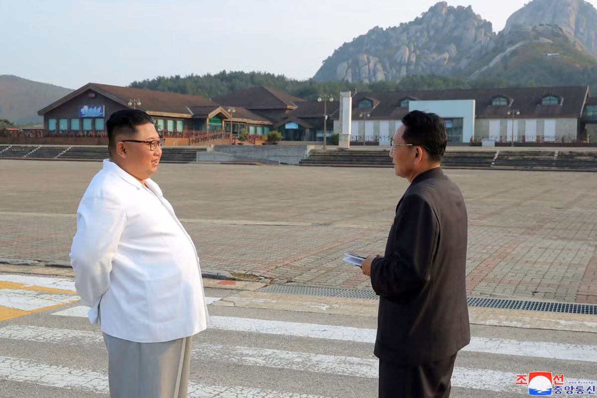 Tuy nhiên, nhà lãnh đạo Triều Tiên Kim Jong-un khuyến cáo cơ quan chức năng của nước này nên thỏa thuận trước với phía Hàn Quốc trước khi tiến hành tháo dỡ. Ảnh: KCNA.