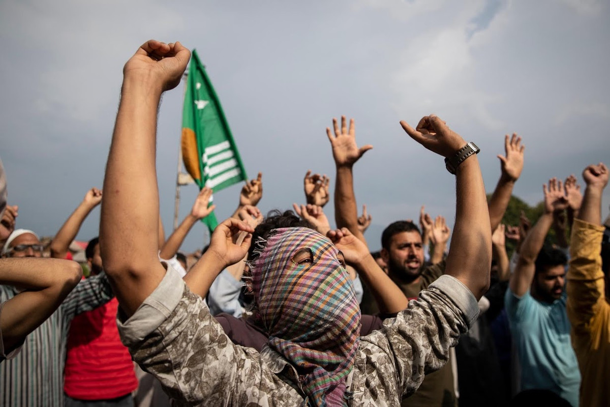 "Tôi đứng gác bên ngoài cả đêm vì muốn bảo vệ gia đình tôi và ngăn người Ấn Độ xâm nhập vào. Tôi không cảm thấy sợ hãi", Fazil, 16 tuổi, cho biết.