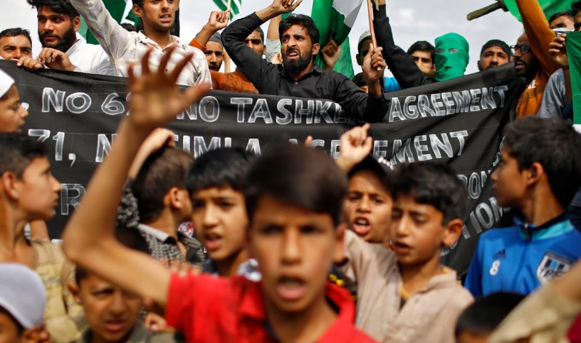 "Việc học của các em nhỏ tại khu Anchar bị gián đoạn vì tình trạng hỗn loạn. Chúng tôi sẽ không để tương lai của các em bị ảnh hưởng", sinh viên Adil chia sẻ.