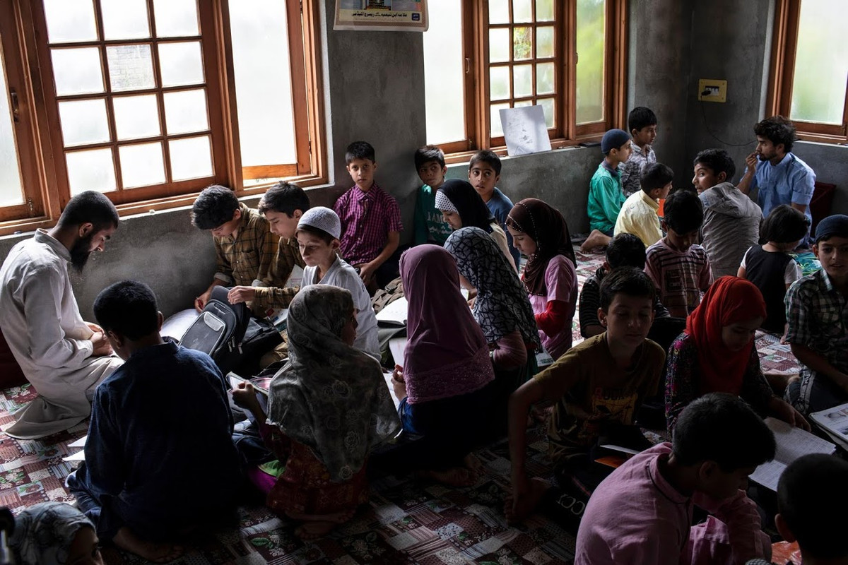 Được biết, nhiều trường học tại Anchar vẫn bị đóng cửa. Chính vì vậy, 4 sinh viên đại học quyết định sử dụng một ngôi nhà ba phòng làm trường học tạm thời để dạy học cho 200 em nhỏ vài giờ mỗi ngày.