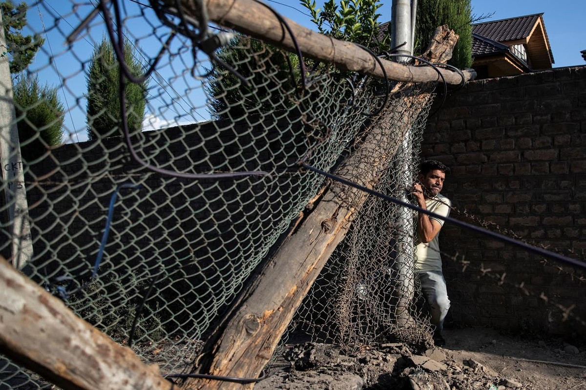 Sau 8 tuần, cuộc sống ở một số khu vực thuộc Kashmir đã trở lại bình thường, nhiều người bị bắt giữ được phóng thích. Tuy nhiên, Anchar, vùng đất có 15.000 người sinh sống, lại khá đặc biệt. Khu dân cư này được bao quanh bởi hàng rào thép gai.