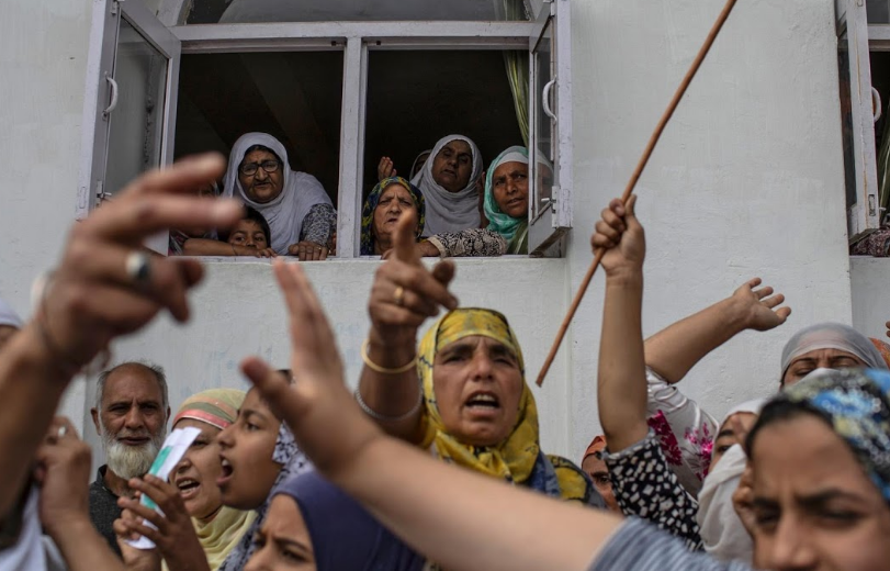 Những người phụ nữ Kashmir tham gia cuộc biểu tình ở khu Anchar sau buổi cầu nguyện ngày Thứ Sáu.