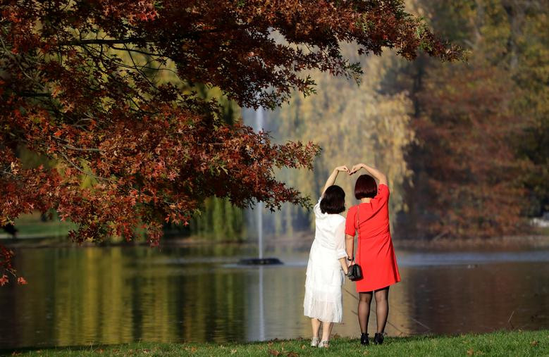 Hai người phụ nữ chụp ảnh trong công viên ở Prague, Cộng hòa Séc, ngày 20/10.