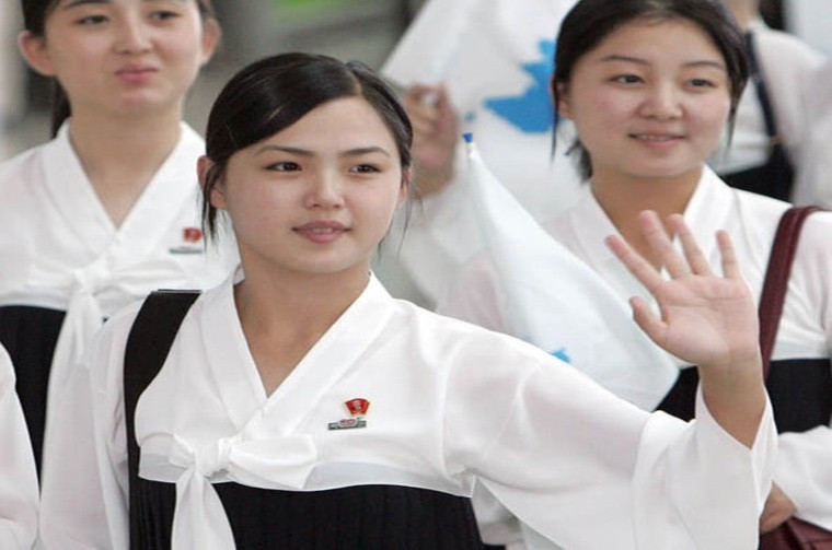 Có tin nói, bà Ri từng là một ca sĩ trước khi gặp nhà lãnh đạo Kim Jong-un và có thể bà đã tới Hàn Quốc năm 2005 để tham dự sự kiện Giải vô địch Điền kinh châu Á lần thứ 16 với tư cách là thành viên của đội cổ vũ Triều Tiên. Ảnh: EPA.