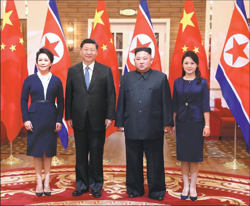 Từ trái sang phải: Đệ nhất phu nhân Trung Quốc Bành Lệ Viện, Chủ tịch Trung Quốc Tập Cận Bình, nhà lãnh đạo Triều Tiên Kim Jong-un và Đệ nhất phu nhân Triều Tiên Ri Sol-ju chụp ảnh lưu niệm tại Bình Nhưỡng hồi tháng 6/2019. Ảnh: THX.