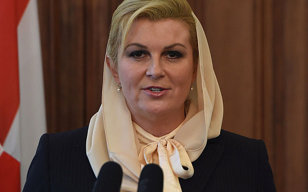 Bà Kolinda Grabar sinh ngày 29/4/1968 tại Rijeka, Croatia. Năm học lớp 12, bà có cơ hội du học tại Mỹ và sống cùng với một gia đình bản xứ. Năm 1992, bà tốt nghiệp đại học với bằng Cử nhân Nghệ thuật và Văn học bằng tiếng Anh và tiếng Tây Ban Nha. Tiếp đến, năm 2000, bà lấy bằng Thạc sĩ về Quan hệ quốc tế từ Khoa Khoa học Chính trị tại Đại học Zagreb. Ngoài ra, bà từng nhận được học bổng của Chính phủ tại Trường Kennedy và Harvard. Ảnh: Telegraph. 